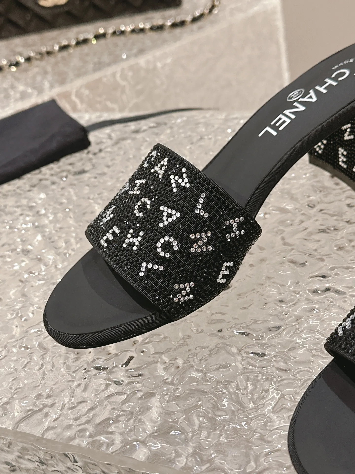 💕💕Factory direct selling price p460💕💕 Xiaoxiang Chanel rhinestone slippers with large black rhinestone letters, these really blingbling slippers are full of diamonds. They are both classic and artistic, and can be styled according to your daily style. The characteristic is that the hot diamonds are particularly shiny. They are made with heavy craftsmanship and are not easy to fall off. They have a sexy and versatile temperament for ladies. Color: black, white. Heel height 5 cm. 35-41